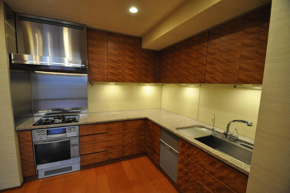 Kitchen. Spacious storage-rich kitchen. Dishwasher ・ Such as equipment disposer also enhance.
