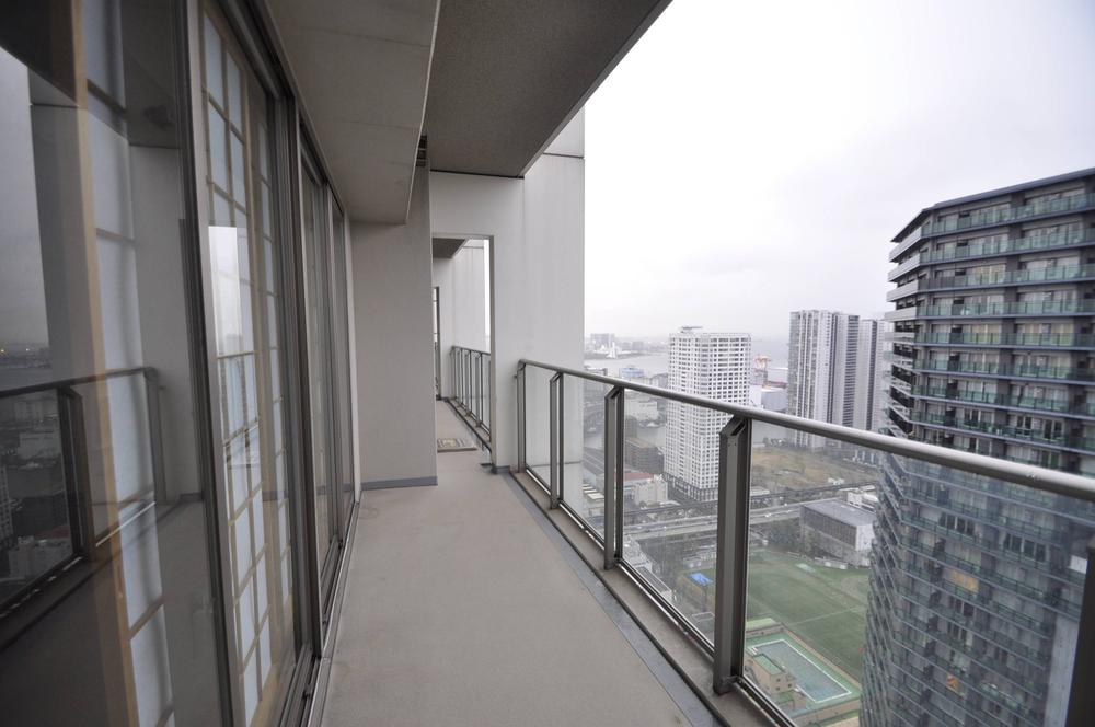 Balcony. South-facing wide balcony of. Exposure to the sun ・ Good view.