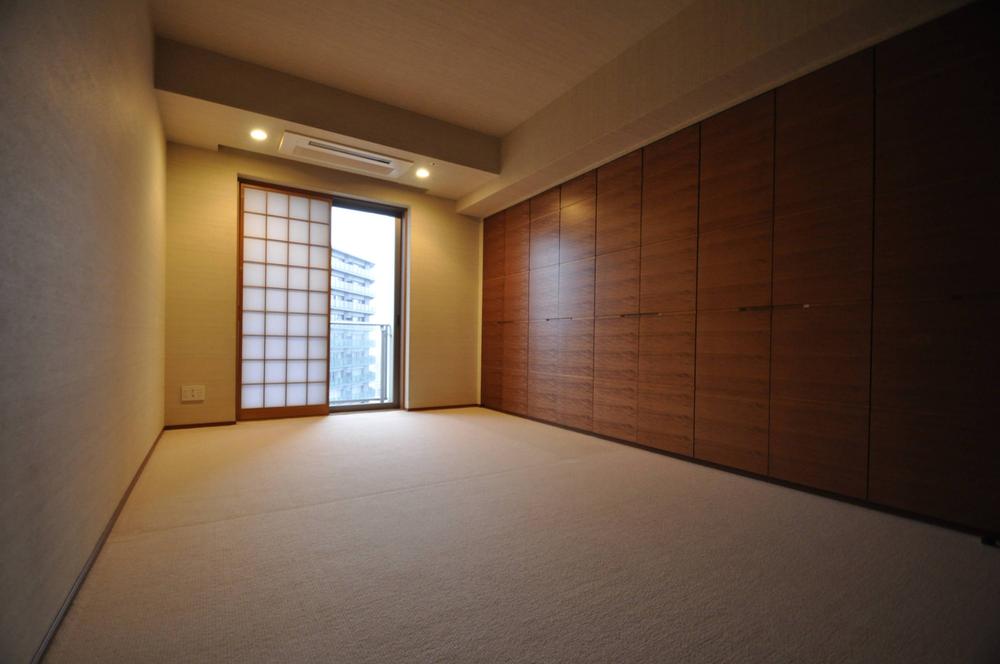 Non-living room. 10.5 Pledge of main bedroom. And with a walk-in closet with storage is on the wall.