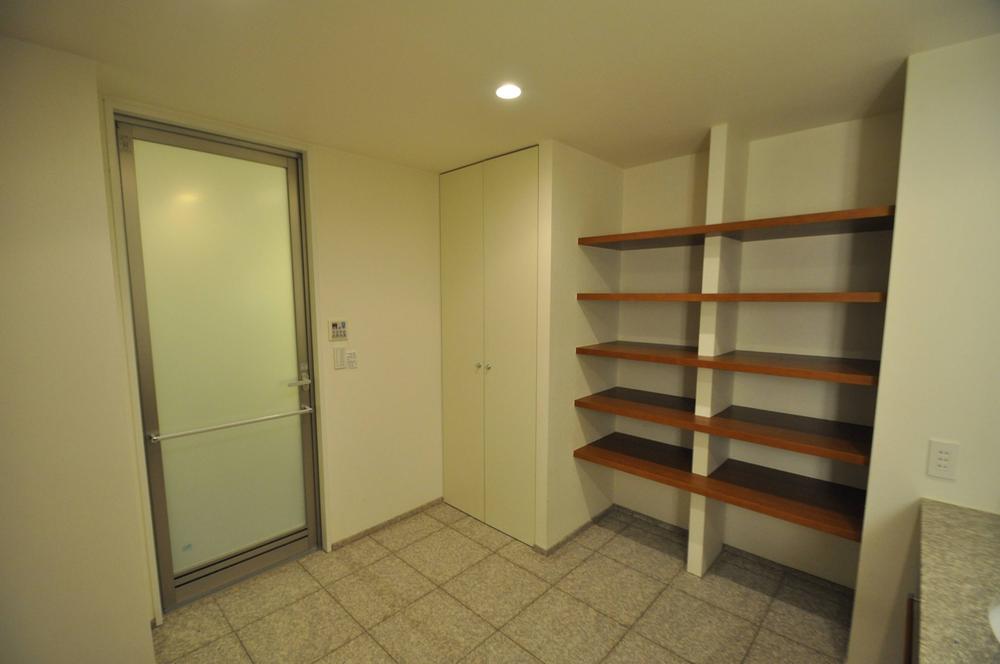 Other introspection. Wash dressing room is spacious, Storage is also rich.