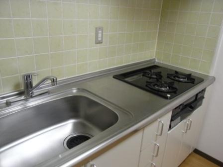 Kitchen. 3-burner stove has been installed