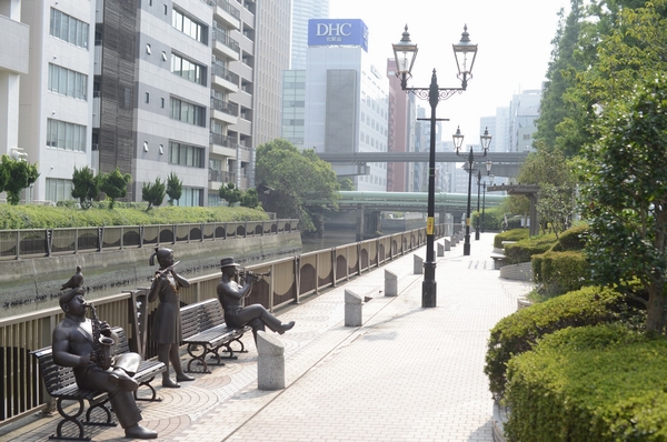 Of new turf canal Riverside trio (about 280m / A 4-minute walk) morning tidbit Some people jogging. City center ・ Waterside landscape that does not seem to Minato-ku,. Also will be held festival of the region called "Canal Festival"