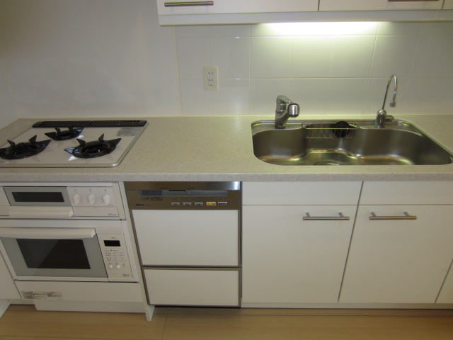 Kitchen. Gas stove (3 burners) ・ Kitchen of the disposer