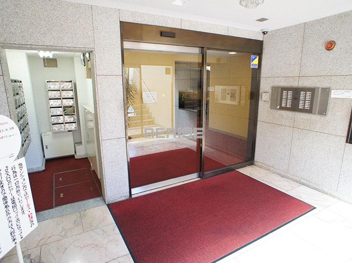 Entrance. ~ We propose your lifestyle ~ ◆ Renovation as you like on your own ◆ Auto-lock is the apartment with ◆ Management system is also a good vintage apartment ◆ Wide balcony