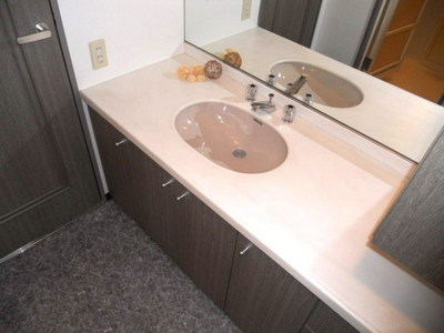 Washroom. Basin space of spread