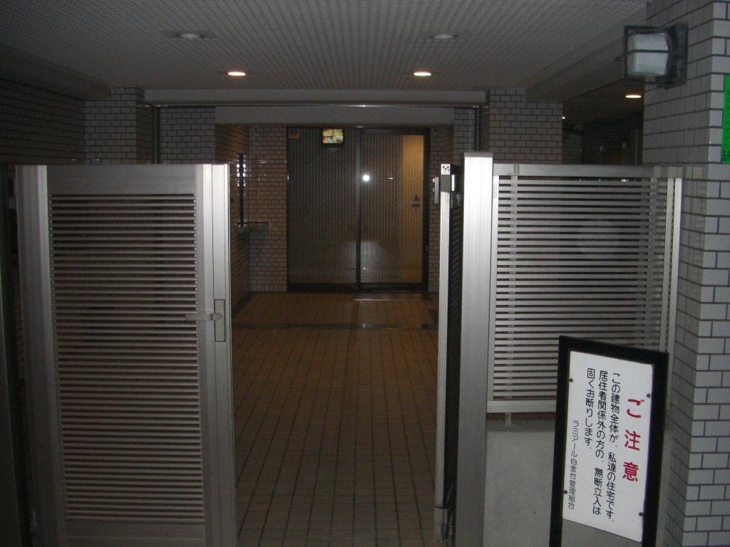 Entrance. surveillance camera ・ Auto-Lock Monitor ・ Building manager office ・ Home delivery locker ・ To