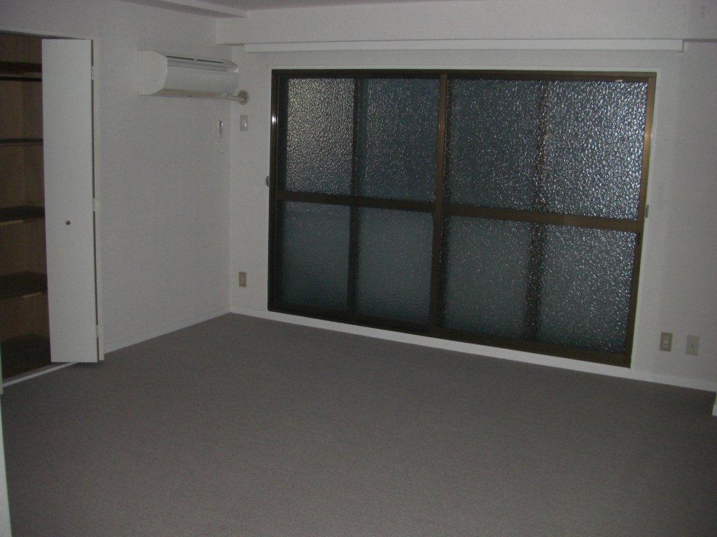 Living and room. Spacious LD of southeast angle surface 14 tatami mats ・ Double sash
