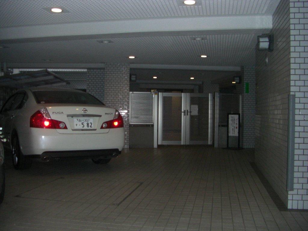 Entrance. 24 hours garbage disposal Allowed on-site waste storage ・ Delivery Box