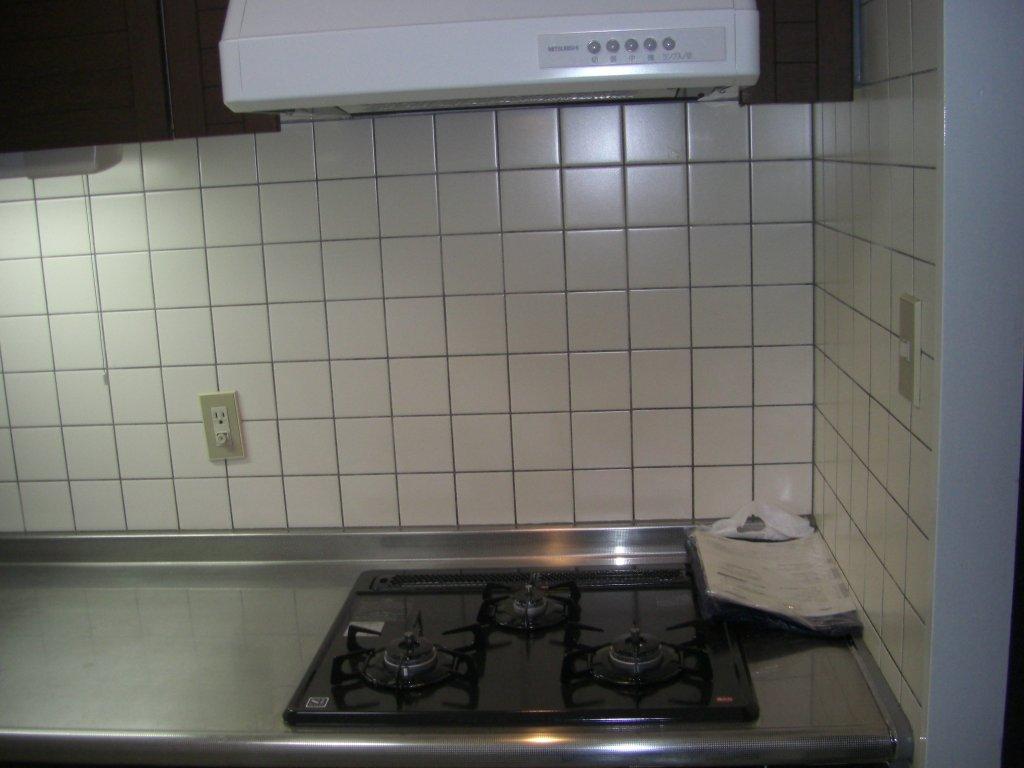 Kitchen. Large sink single lever ・ Built-in 3 stove new ・ Receipt