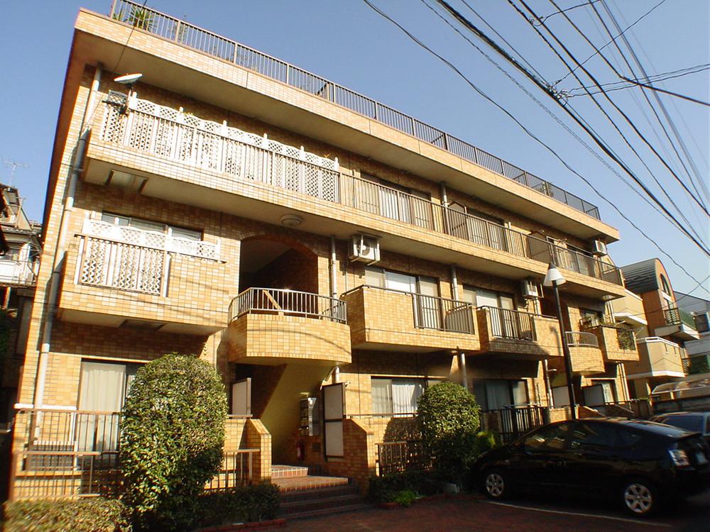 Local appearance photo. Minami Aoyama 4-chome The ground 3-story low-rise apartment 2008 Large-scale repair work already