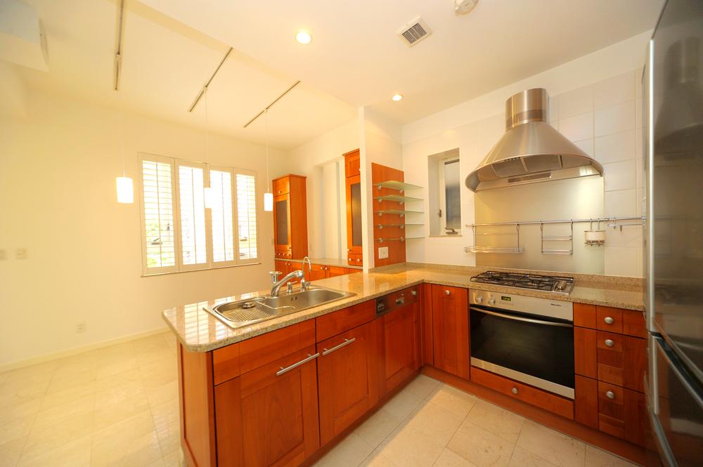 Kitchen. Easy-to-use L-shaped kitchen. You can also cook while watching your family.