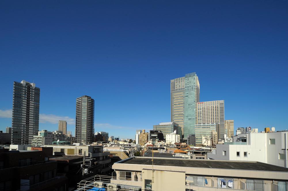 Hill photo. Roof is wood deck and the roof balcony adoption. Please enjoy the view and the night view from the rooftop.