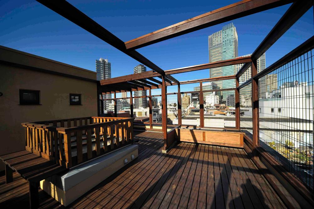 Other. Wood deck on the roof. Full while watching the night view is BBQ night while watching the scenery of Roppongi. How is it?