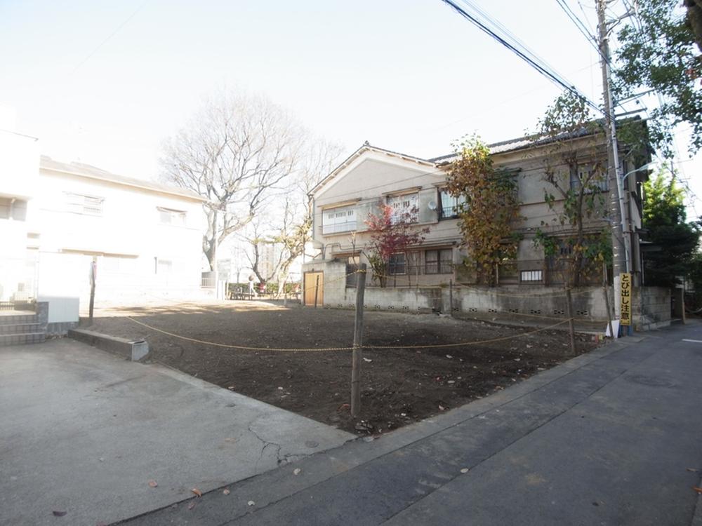 Local land photo. Local (12 May 2013) is now shooting vacant lot. Neighboring land for parking, There is a feeling of opening.