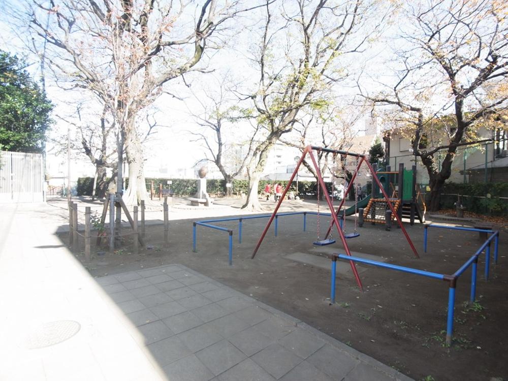 Other local. You can play in the immediate neighbor of the park the children.