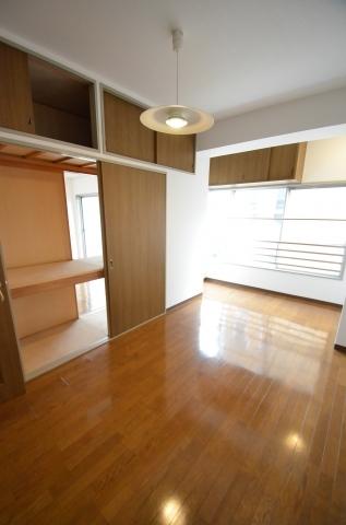 Non-living room. Southwest side Western-style Hanging cupboard and closet, etc. Housing wealth  Bright sunshine will plug from south-facing window