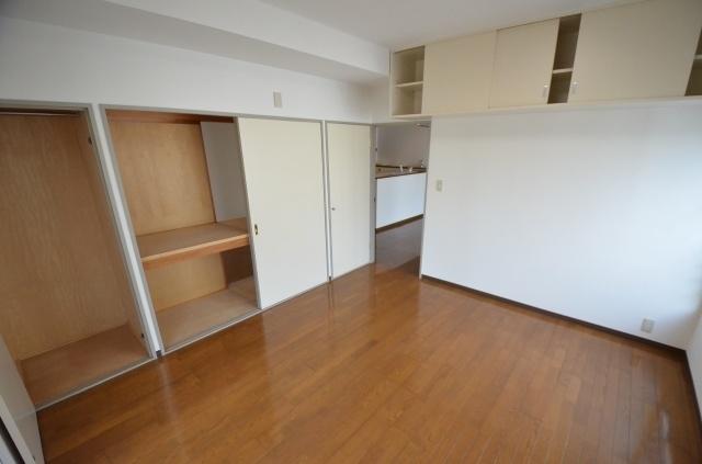 Non-living room. Southeast side Western-style Here also housed plenty And closet is connected to the next room, Those that crowded informal Noh play does not have to worry about that as it is in the back