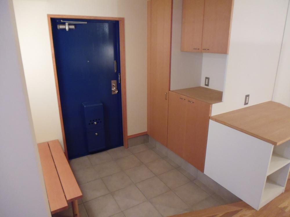 Entrance. Spacious entrance. There is also a bench.