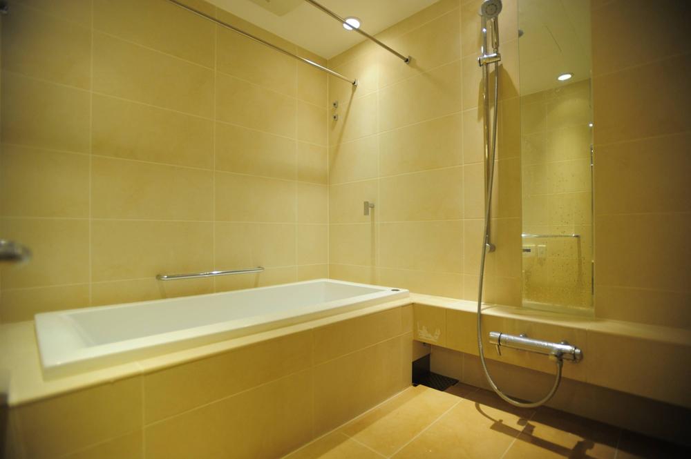 Bathroom. 1822 spacious bathroom size. Guests can enjoy a bus time together with your children.