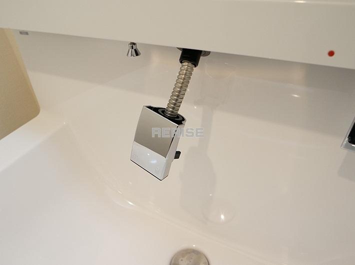 Wash basin, toilet. Head mounted to the shower