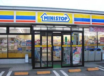 Convenience store. MINISTOP up (convenience store) 230m