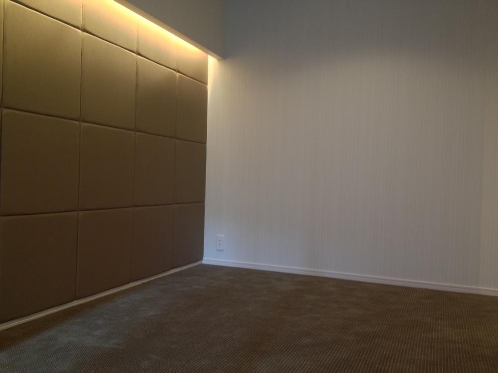 Non-living room. Atmosphere of calm in the indirect lighting