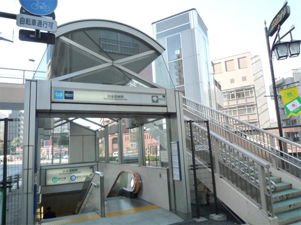 station. It is also equipped with lift to 76m underground to Shirokanetakanawa.