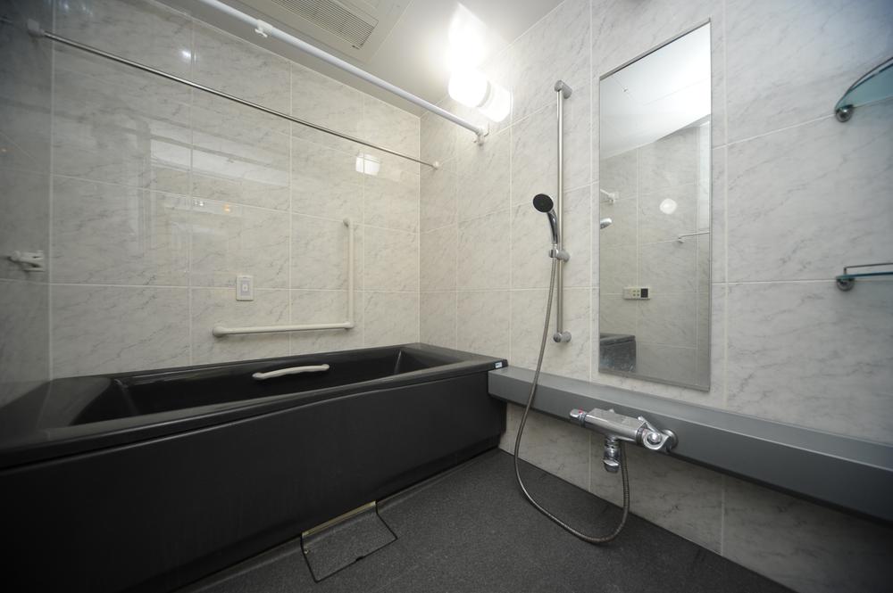 Bathroom. Let's heal the fatigue of the day with a spacious bathroom.