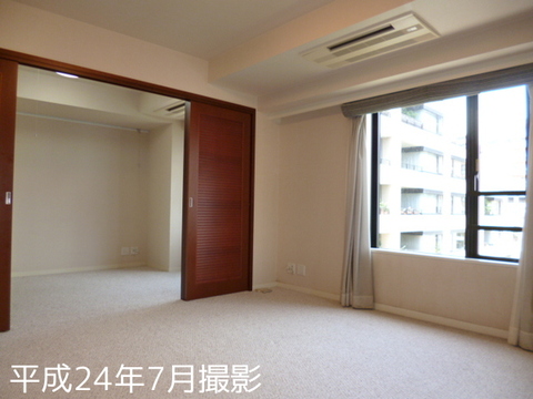 Living and room. Western-style about 9.4 tatami mats + Western-style about 6.2 tatami