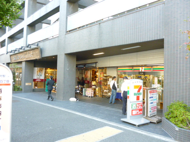 Convenience store. Seven-Eleven Nishi Azabu store up (convenience store) 200m