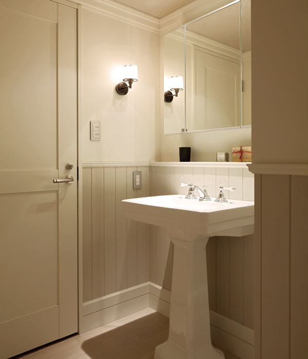 Bathing-wash room.  [Powder Room] Vanity mirrors adopt a three-sided mirror type. The back side of the mirror, It has become a storage space, such as toiletries and hairdryer.