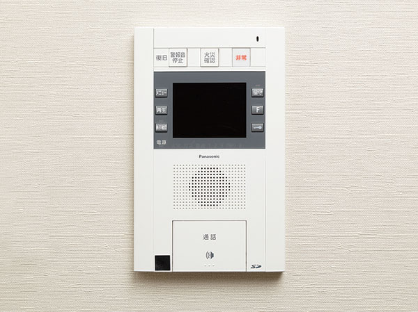 Security.  [Monitor with intercom] Each dwelling unit has been set up the intercom with color monitor that can check the visitor in the video and audio. (Same specifications)