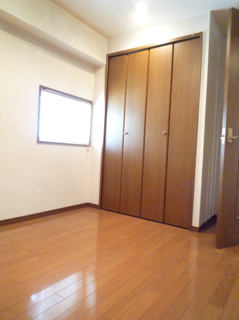 Other room space.  ◆ Flooring clad Western-style