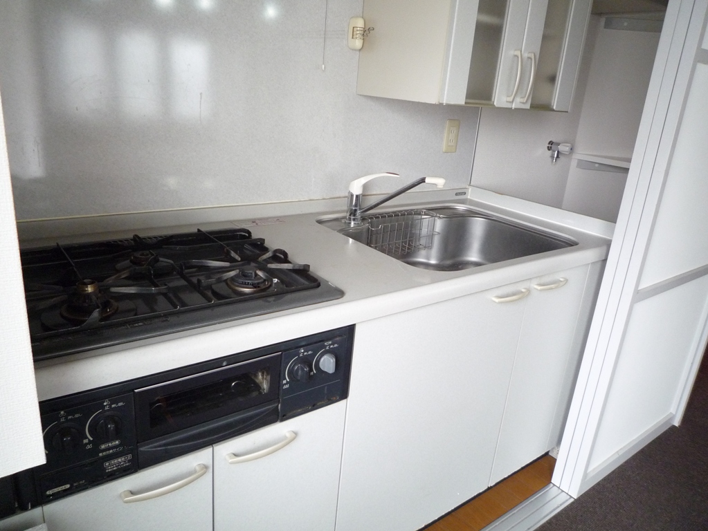 Kitchen.  ◆ 3-neck gas stove kitchen