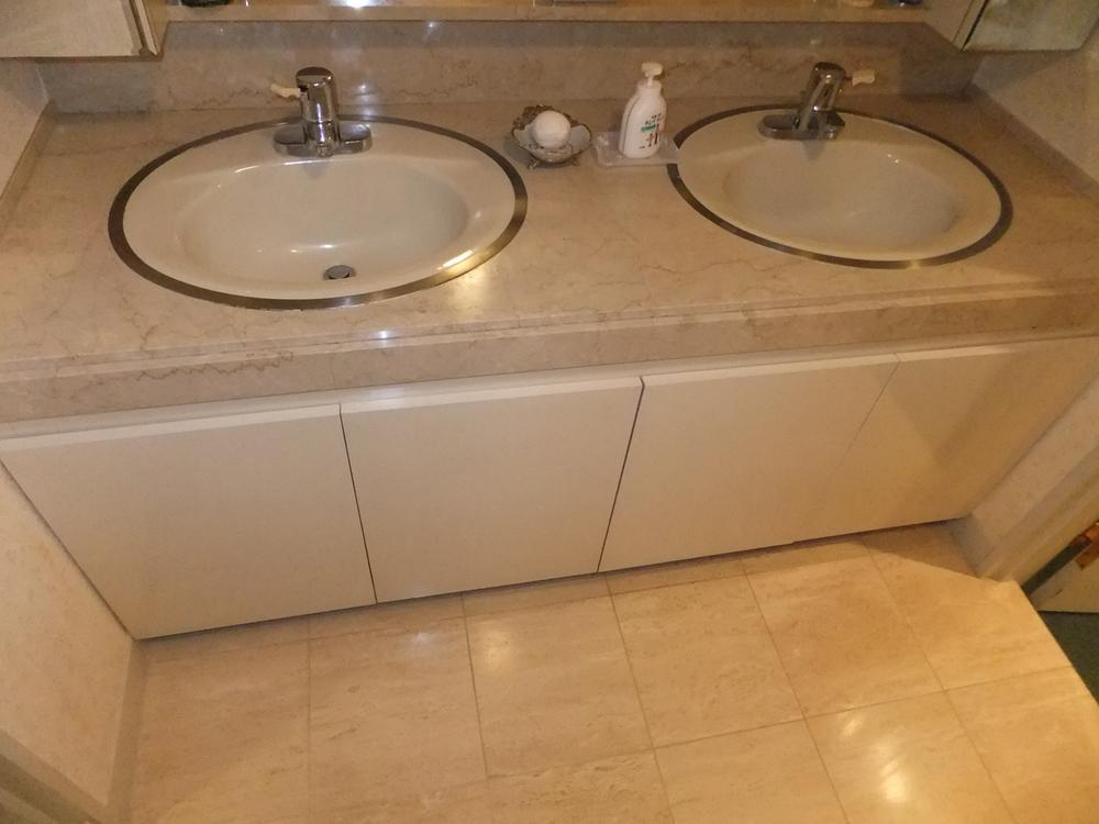 Wash basin, toilet. Room (August 2013) Shooting