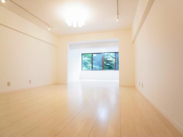 Living. 19.9 Pledge spacious living room. The windows one side has spread a green site.