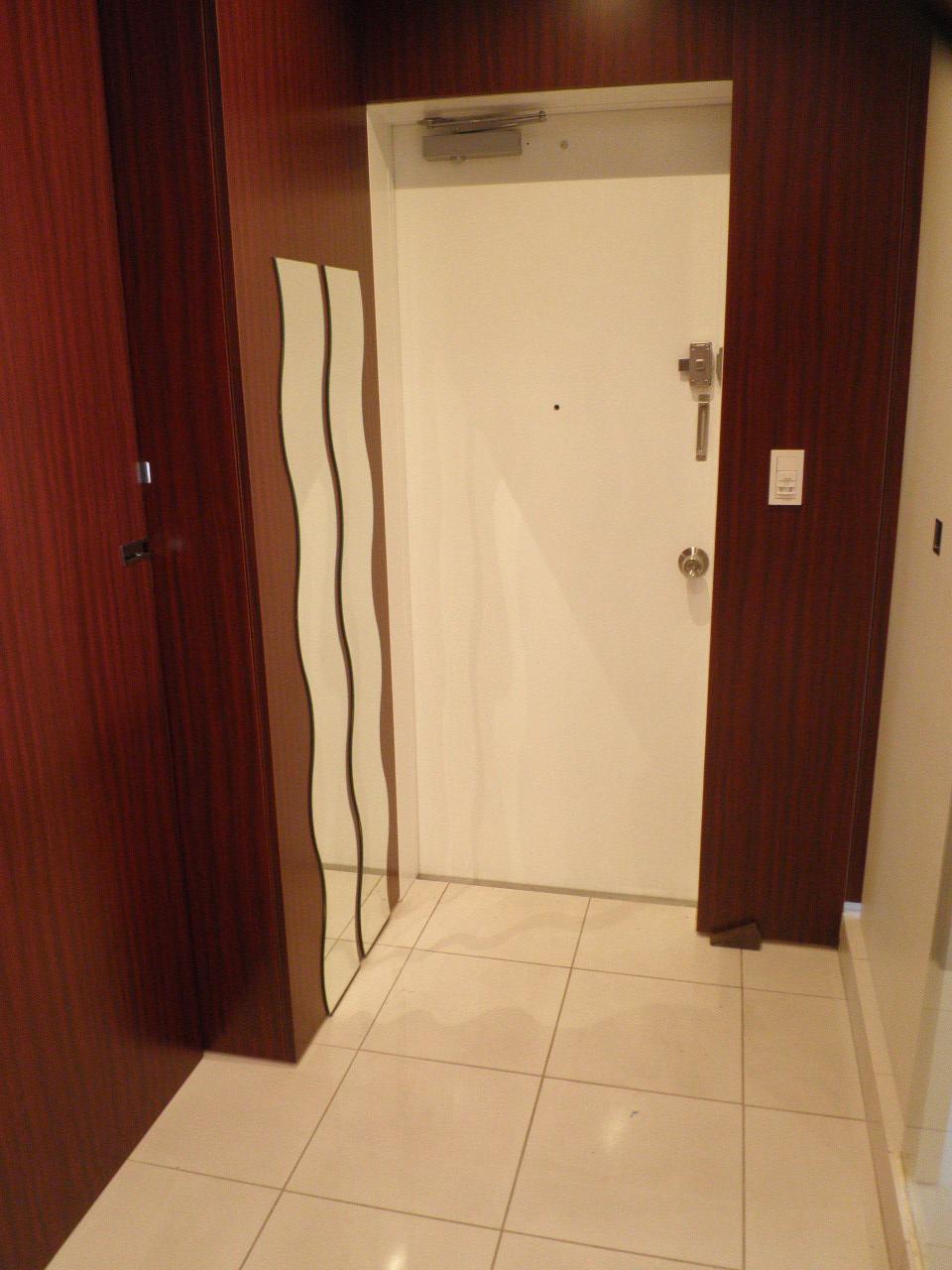 Entrance. ◇ entrance can feel as soon as quality is entered ◇