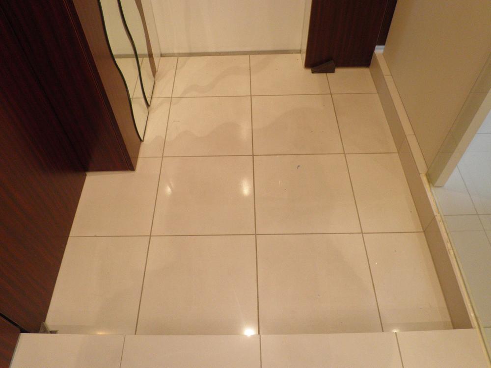 Entrance. ◇ spacious entrance ・ Photo left leads to shoe-in closet ◇