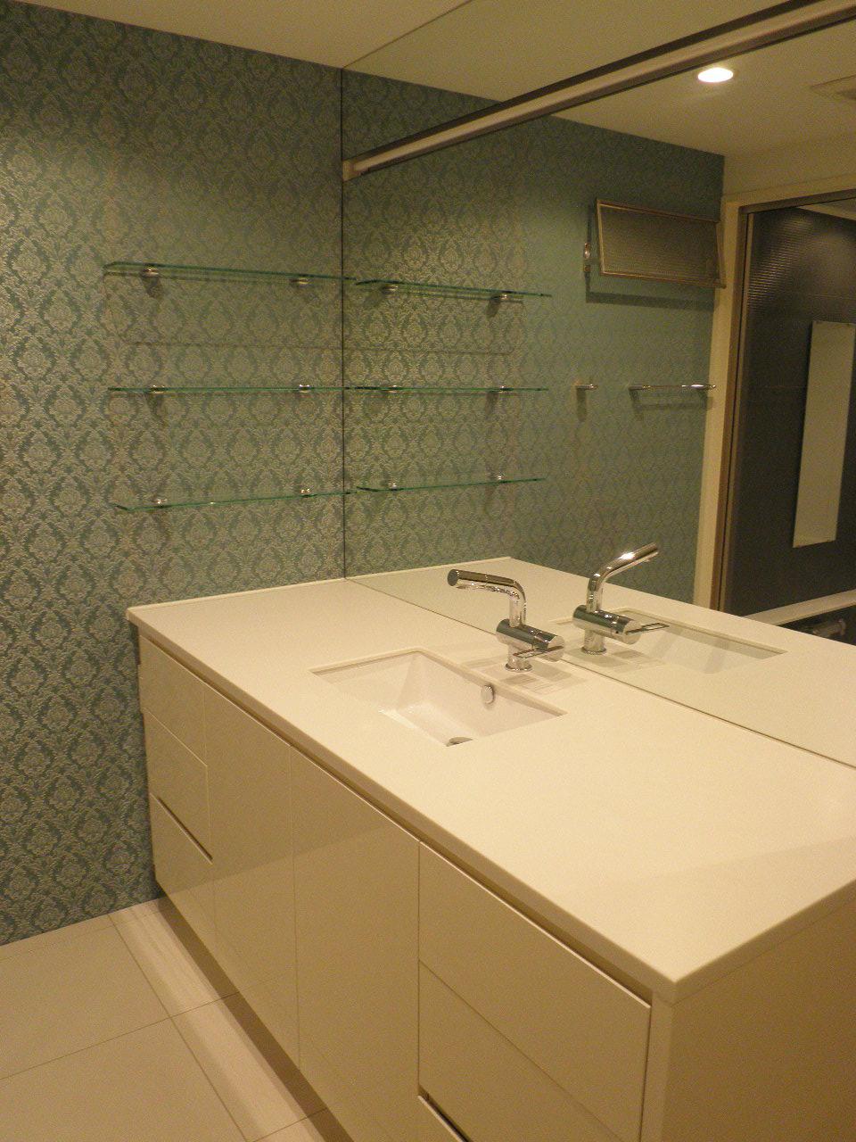 Wash basin, toilet. ◇ washbasin entire surface has become a mirror ・ It seems to be totally of hotels ◇