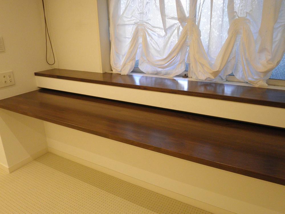 Other introspection. ◇ the window side of the north side Western-style there is a counter ◇