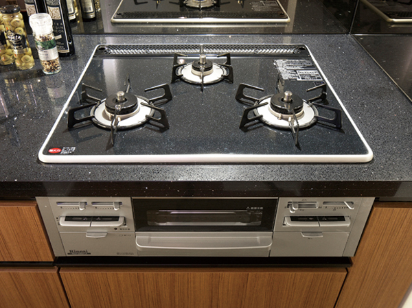 Kitchen.  [Pearl Crystal top stove] Double coated with a hard enamel in the color and intensity. Easy dirt falls, It is the top plate with a strength against the vivid colors and shock. (Same specifications)