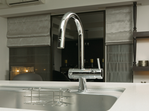 Kitchen.  [Water purifier integrated shower faucet] Luxury features packed into a simple styling. Water purification ・ hot water ・ Water and Straight ・ Easy can make by switching the hand of the operation of the shower, We pulled out the water purifier of the head.