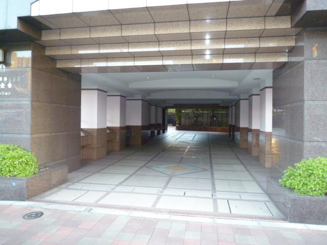 Entrance. Common areas