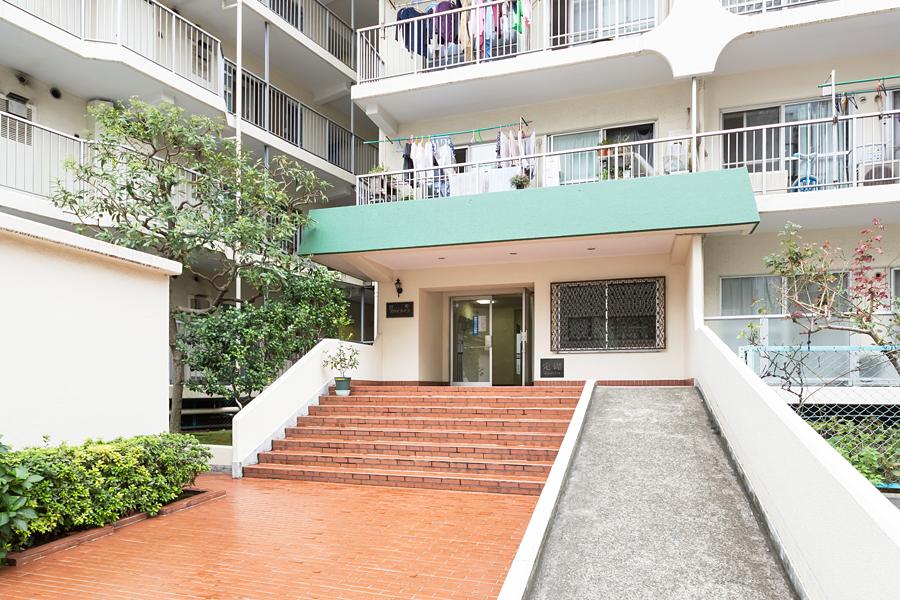 Entrance. Sloped entrance