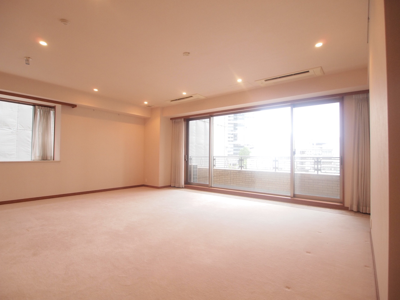 Living and room. 19.7 tatami southeast facing living