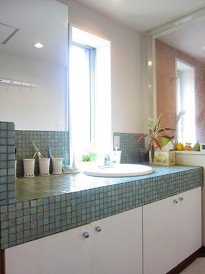 Wash basin, toilet. Wash basin