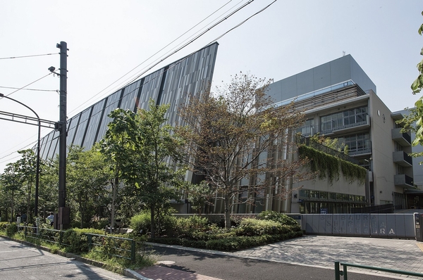 Shibaura elementary school (a 1-minute walk / About 50m) school of design to feel a new future as some people involuntarily stop. Also adjacent kindergarten, I'm glad location also to families with small children