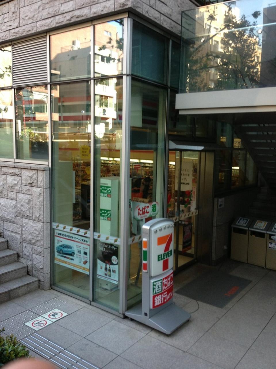 Convenience store. Seven-Eleven convenience convenience store when 247m little to Akasaka Garden City store. There is on the grounds of the Akasaka Garden City.