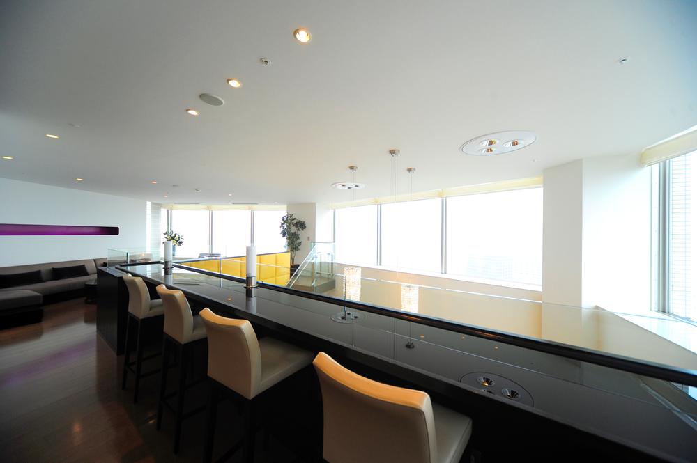 Other common areas. We must see the view from the Sky Lounge. Offer also night view of Tokyo.