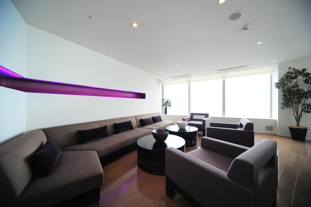 Other common areas. Also joy also visitors been established sofa in the Sky Lounge on the 37th floor above ground.